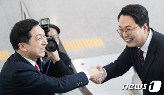 지난 2월 26일 김기현(왼쪽), 천하람 국민의힘 당대표 후보가 서울 여의도 국회 소통관에서 만나 악수하고 있다. © News1 이재명 기자