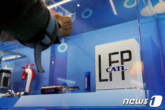 FILE PHOTO: The logo of Chinese battery maker CATL is seen among a display of batteries at an exhibition in Beijing, China October 12, 2022. REUTERS/Florence Lo/File Photo © 로이터=뉴스1