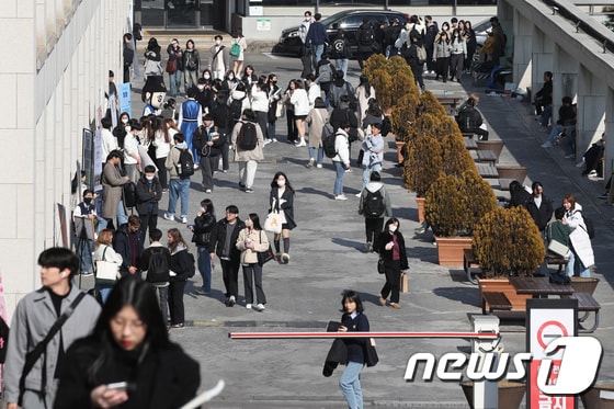지난 2월27일 오후 서울 종로구 성균관대학교 교정이 학생들로 북적이고 있다. 2023.2.27/뉴스1 © News1 구윤성 기자