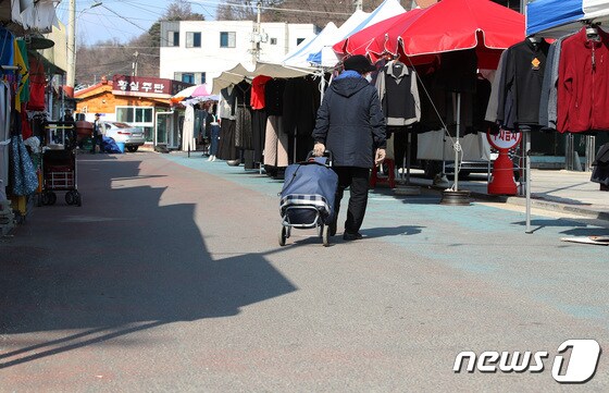 지난 2월24일 2월 마지막 오일장이 열린 경북 영양전통시장, 찾는 사람이 없어 시장이 한산한 모습이다. 