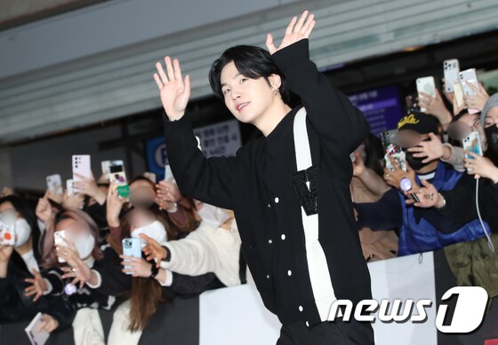 방탄소년단(BTS) 슈가가 '대외비' VIP 시사회를 찾아 배우 이성민을 응원했다. News1 권현진 기자