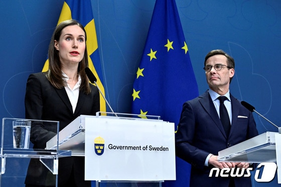 2일(현지시간) 산나 마린 핀란드 총리(왼쪽)와 울프 크리스테르손 스웨덴 총리(오른쪽)가 스웨덴 스톡홀름에서 회담 후 공동 기자회견을 하고 있다. 23.02.02 © 로이터=뉴스1 © News1 김예슬 기자