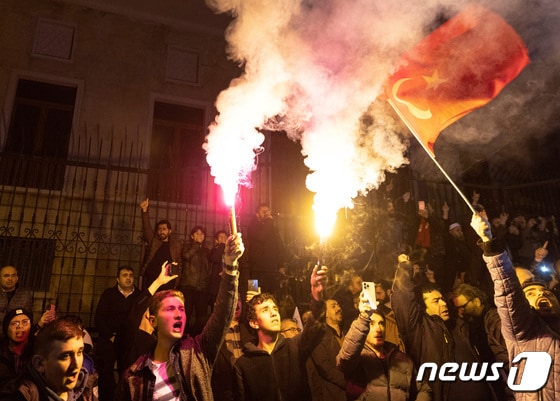 튀르키예 이스탄불의 스웨덴 총영사관 앞에서 시위대가 시위하고 있다. © 로이터=뉴스1