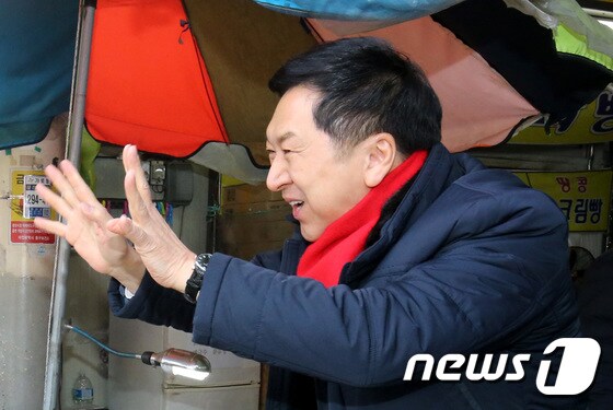 국민의힘 당권 주자인 김기현 의원이 3일 대전 동구 중앙시장을 방문해 시민들과 인사하고 있다. 2023.2.3/뉴스1 © News1 김기태 기자