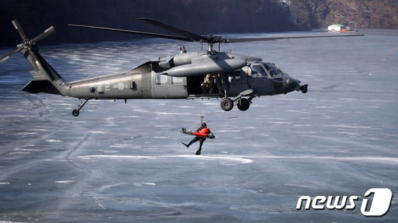 공군 혹한기 수상·수중 구조작전 훈련. 2023.2.3/뉴스1 © News1 김기남 기자
