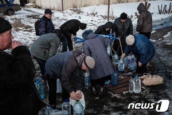 지난 3일(현지시간) 우크라이나 동부 도네츠크주 바흐무트에서 주민들이 새로운 우물가에서 물을 기르고 있다. 2023.2.3 © AFP=뉴스1 © News1 정윤미 기자