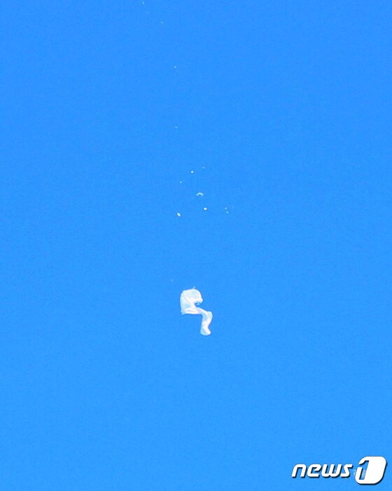 4일(현지시간) 미국 사우스캐롤라이나주 서프사이드 해안에서 격추된 중국 정찰 풍선의 모습. © 로이터=뉴스1 © News1 박형기 기자