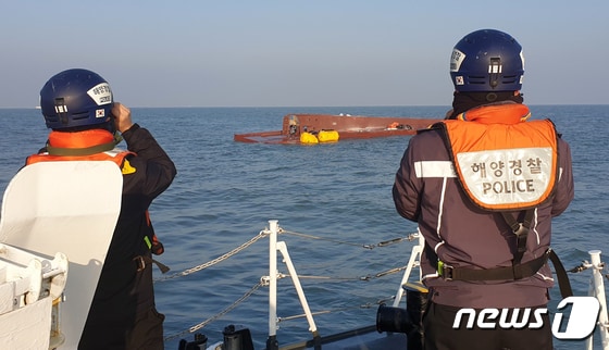 목포해양경찰이 5일 오전 전남 신안군 임자면 대비치도 인근 해역에서 어선 전복으로 실종된 9명에 대한 수색을 벌이고 있다. (목포해양경찰서 제공) 2023.2.5/뉴스1