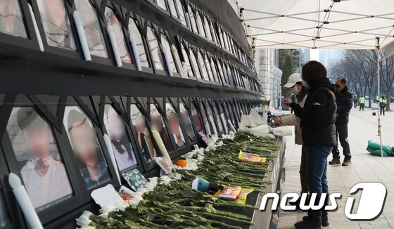 '10·29 이태원참사' 100일을 맞은 5일 오전 서울광장에 설치된 이태원참사 희생자 합동분향소를 찾은 시민들이 헌화하고 있다.  © News1