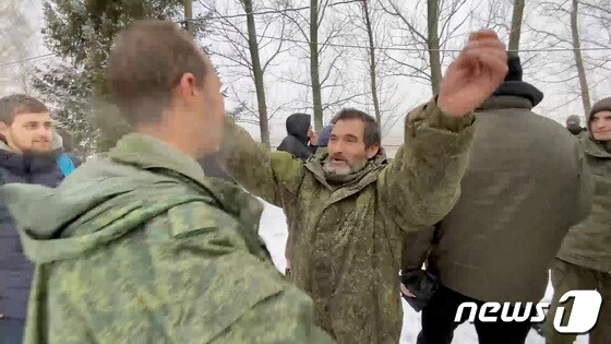 4일(현지시간) 러시아와 우크라이나 전쟁 중 포로 교환으로 풀려난 러시아 군이 기뻐하고 있다. © 로이터=뉴스1 © News1 우동명 기자