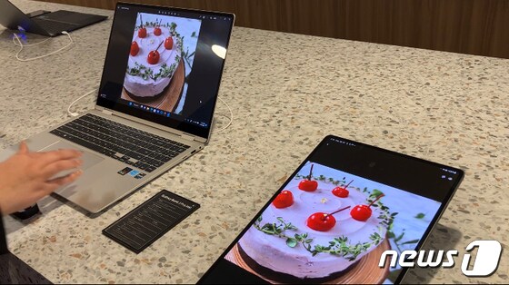  태블릿PC 갤럭시탭에 저장된 이미지를 갤럭시북3 울트라 모델로 옮기는 모습. 2023.02.02. 오현주 기자
