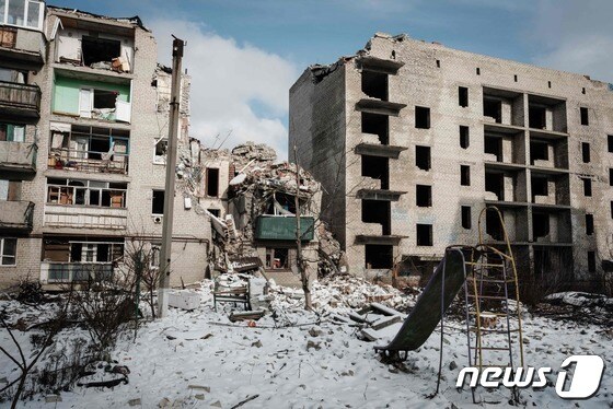 5일(현지시간) 우크라이나 차시우 야르에서 러시아 군의 포격을 받아 파괴된 아파트가 보인다. © AFP=뉴스1 © News1 우동명 기자