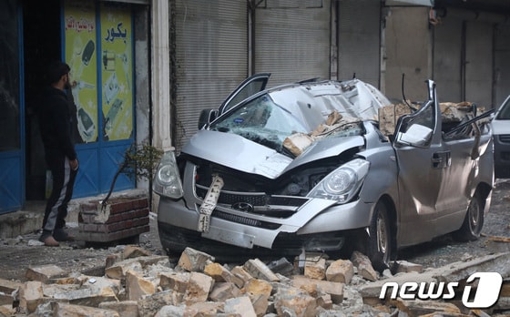 6일(현지시간) 튀르키예에서 리히터 규모 7.9의 강진이 발생했다. 사진은 강진의 여파로 시리아 반군이 장악한 북서부 아자즈 지역에서 파손된 차량의 모습. © 로이터=뉴스1 © News1 박재하 기자