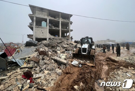 6일(현지시간) 시리아 잔다리스 마을에서 불도저가 생존자를 찾기 위해 지진 잔해를 밀어내고 있다. © 로이터=뉴스1 © News1 권진영 기자
