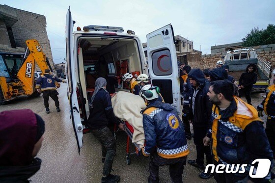 6일(현지시간) 시리아에서 구급대원들이 구출된 부상자를 들것으로 구급차에 싣고 있다. 현재까지 사상자는 1만명을 넘어섰으며 더 늘어날 수 있다. © AFP=뉴스1 © News1 권진영 기자