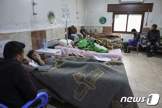지난 6일(현지시간) 튀르키예와 시리아를 강타한 지진으로 시리아 북서부 이들리브주(州) 외곽에 있는 다르쿠시 마을에 있는 알 라마 병원에서 치료를 받고 있다. 튀르키예와 시리아 측 발표에 따르면 이날 지진으로 인한 사망자는 현재까지 7800명을 넘었다. 23.02.06 © AFP=뉴스1 © News1 김예슬 기자