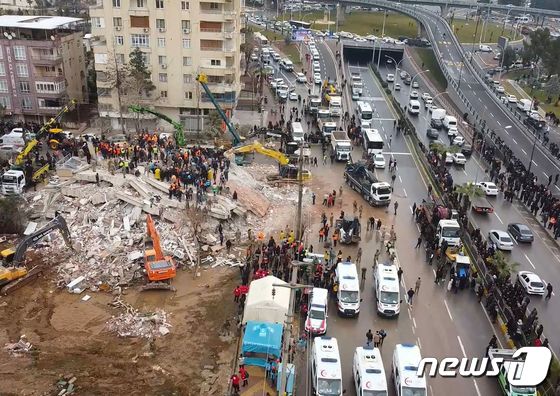 6일(현지시간) 튀르키예 남동부의 도시 산리우르파에서 규모 7.8에 달하는 강진이 발생해 구급대원들과 시민들이 잔해 속에서 구조작업을 벌이고 있다. © AFP=뉴스1