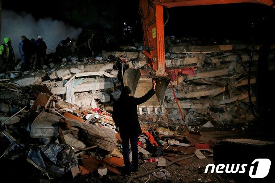 6일(현지시간) 튀르키예 오스마니예에서 튀르키예(터키) 남부와 시리아 북서부를 강타한 규모 7.8 강진으로 지진으로 무너진 건물에서 구조활동을 벌이는 모습. © 로이터=뉴스1 © News1 박재하 기자