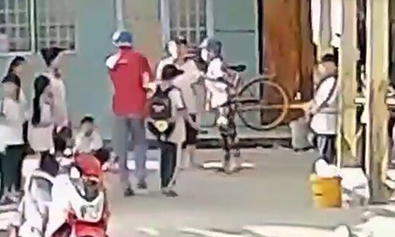 최근 베트남 누리꾼 사이에서는 성인 남녀 두 명이 한 초등학교에 들어가 아이들을 폭행하는 영상이 확산했다. (VN익스프레스)