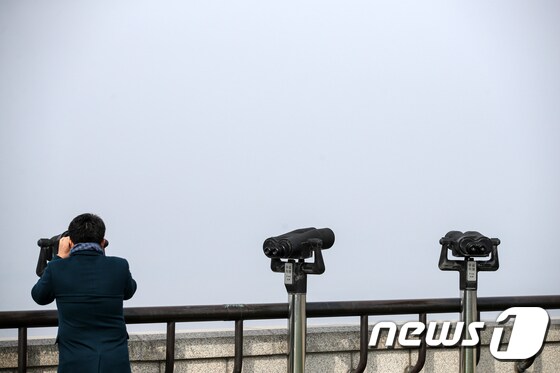 경기도 파주시 오두산 통일전망대를 찾은 시민이 망원경을 통해 북쪽을 바라보고 있다.  2023.2.7/뉴스1 © News1 이승배 기자
