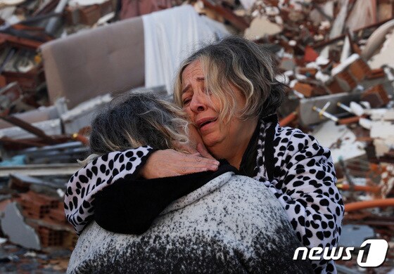 7일 튀르키예(터키) 남동부 하타이에서 여성들이 껴안으며 통곡하고 있다. 이번 지진으로 튀르키예와 시리아에서 집계된 사망자 수는 4300명을 훌쩍 넘기고 있다. © 로이터=뉴스1 © News1 박재하 기자