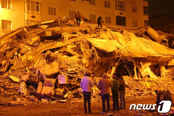 7일(현지시간) 튀르키예(터키) 남동부 디야르바키르에서 시민들이 무너진 건물을 바라보고 있다. 이번 지진으로 튀르키예와 시리아에서 집계된 사망자 수는 4300명을 훌쩍 넘기고 있다. © 로이터=뉴스1 © News1 박재하 기자