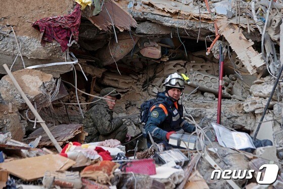 지난 7일(현지시간) 규모 7.8의 강진이 강타한 시리아 자블레에서 러시아 구조대원들이 무너진 건물 잔해 속에서 수색 작업을 하고 있다. © AFP=뉴스1 © News1 우동명 기자