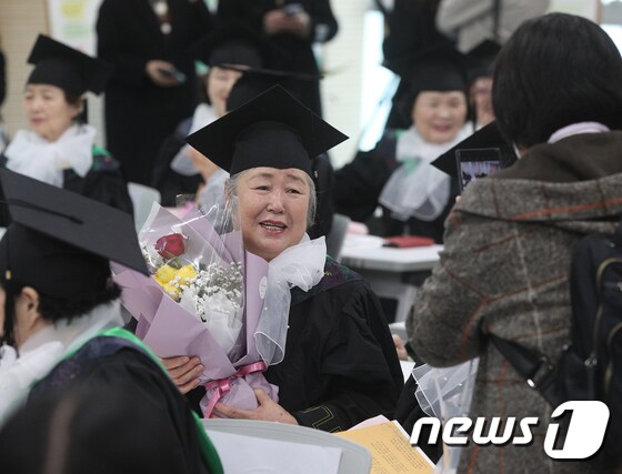 8일 서울 영등포구청 별관에서 열린 늘푸름학교 졸업식에서 한 졸업생이 기념 사진을 찍고 있다. 2023.2.8/뉴스1 © News1 신웅수 기자