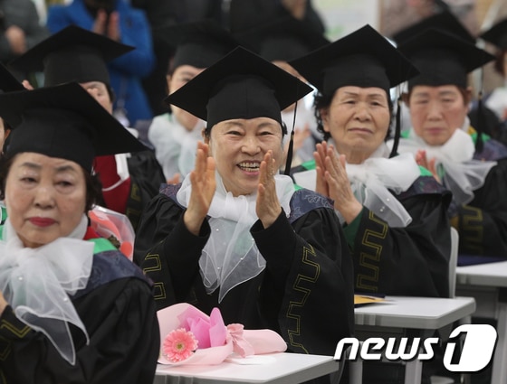 8일 서울 영등포구청 별관에서 열린 늘푸름학교 졸업식에서 졸업생들이 박수를 치고 있다. 2023.2.8/뉴스1 © News1 신웅수 기자