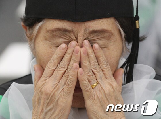 8일 서울 영등포구청 별관에서 열린 늘푸름학교 졸업식에서 졸업생들이 눈물을 닦고 있다.2023.2.8/뉴스1 © News1 신웅수 기자