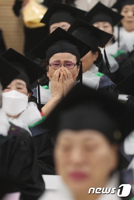 8일 서울 영등포구청 별관에서 열린 늘푸름학교 졸업식에서 졸업생들이 눈물을 닦고 있다.  2023.2.8/뉴스1 © News1 신웅수 기자