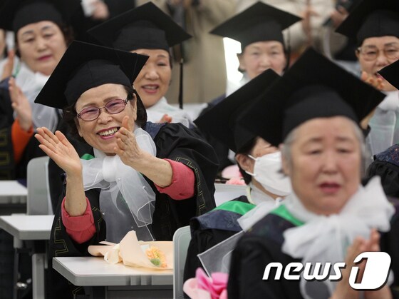 8일 서울 영등포구청 별관에서 열린 늘푸름학교 졸업식에서 졸업생들이 박수를 치고 있다. 2023.2.8/뉴스1 © News1 신웅수 기자