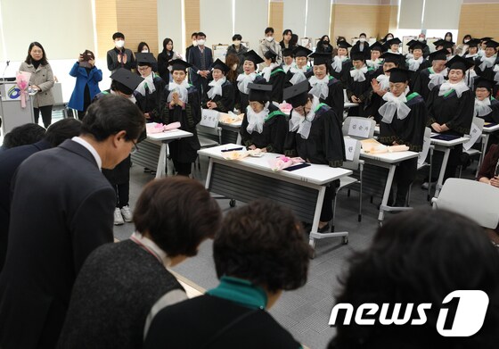 8일 서울 영등포구청 별관에서 열린 늘푸름학교 졸업식에서 졸업생들과 교사들이 인사를 하고 있다. 2023.2.8/뉴스1 © News1 신웅수 기자