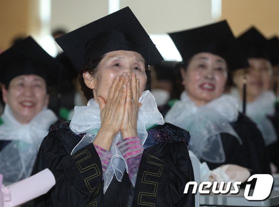 8일 서울 영등포구청 별관에서 열린 늘푸름학교 졸업식에서 졸업생들이 졸업 영상을 보고 있다.  2023.2.8/뉴스1 © News1 신웅수 기자