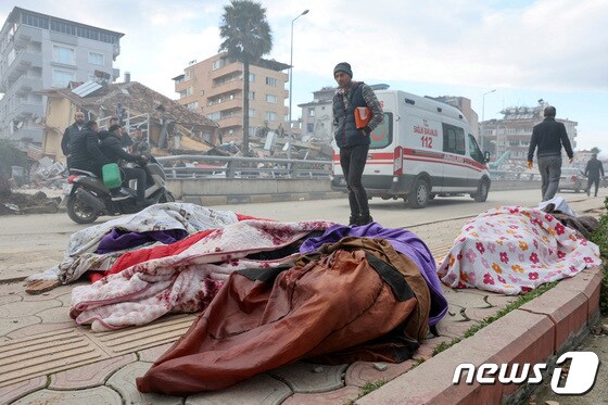 대지진 피해가 가장 컸던 튀르키예 하타이 길거리 곳곳에 시신이 방치되는 등 참혹한 광경이 이어지고 있다. © 로이터=뉴스1 © News1 이유진 기자