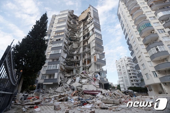 6일(현지시간) 튀르키예(터키)와 시리아를 덮친 대지진으로 인해 시리아 알레포 지역의 수많은 건물들이 붕괴했다.  © 로이터=뉴스1 © News1 
