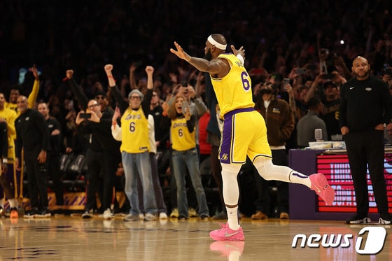 NBA 통산 득점 신기록 작성 후 기뻐하는 르브론 제임스.© AFP=뉴스1