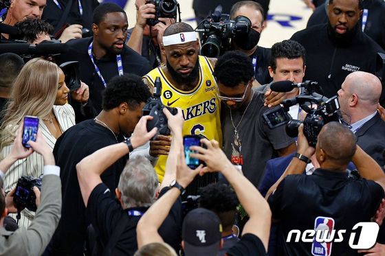 NBA 통산 득점 신기록을 세운 뒤 취재진에 둘러싸인 르브론 제임스. © AFP=뉴스1