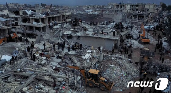 7일(현지시간) 시리아 알레포에서 지진으로 무너진 건물 잔해 위에서 구조 작업이 진행되고 있다. © 로이터=뉴스1 © News1 최종일 기자