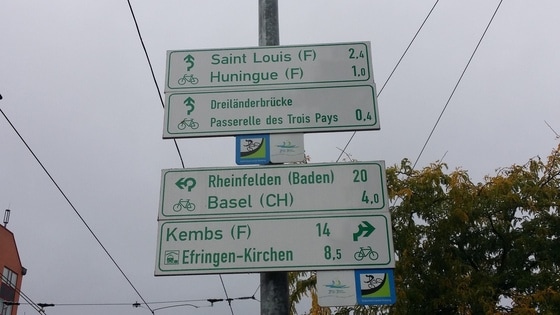 바젤의 독일 지역에 세워진 프랑스-스위스 국경 이정표. 이 방향으로 가면 3국의 영토를 지나는 보행자 전용교가 나온다는 안내문이 보인다. /사진=조성관 작가 