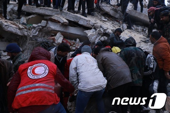 지난 6일 튀르키예 동남부에서 발생한 대형 지진으로 피해를 입은 시리아에서 시리아적신월사 직원과 봉사원들이 구호활동을 펼치고 있다. (시리아적신월사 제공) 2023.2.8/뉴스1