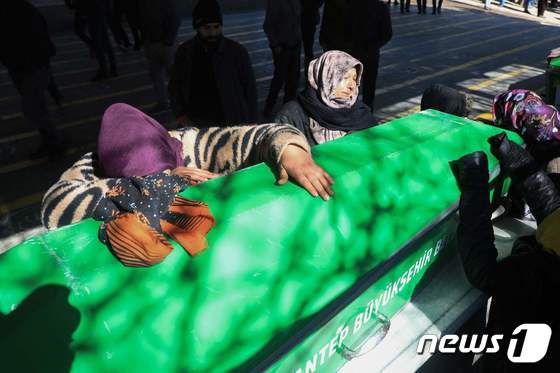 8일(현지시간) 튀르키예 남부 가지안테프에서 합동장례식이 치러지는 가운데 희생자의 유족이 관을 끌어안고 오열하고 있다. 23.02.08 © AFP=뉴스1 © News1 김예슬 기자