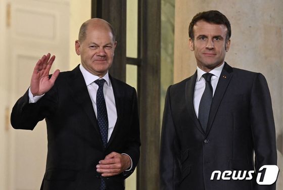 에마뉘엘 마크롱 프랑스 대통령과 올라프 숄츠 독일 총리가 8일(현지시간) 파리 엘리제 궁에서 회담을 하기 전에 포즈를 취하고 있다. © AFP=뉴스1 © News1 우동명 기자