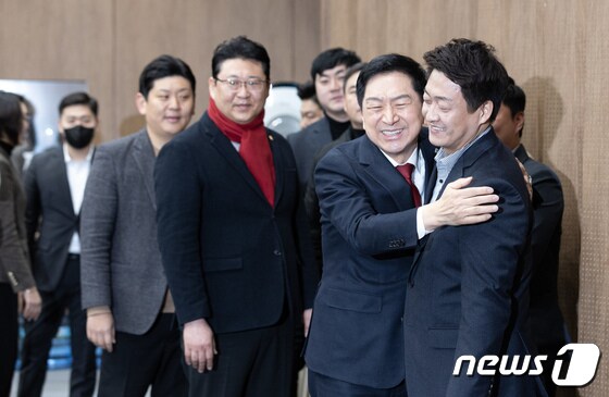 포옹하는 김기현 의원