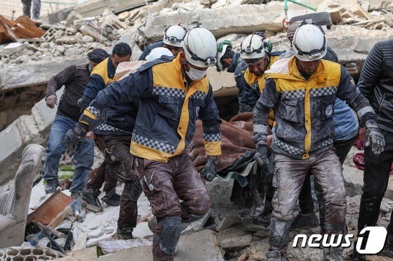 7일(현지시간) 시리아 민방위대인 '하얀 헬멧'이 시리아 반군 장악 지역인 이들리브에서 지진 희생자를 이송하고 있다. 23.02.07 © AFP=뉴스1 © News1 김예슬 기자