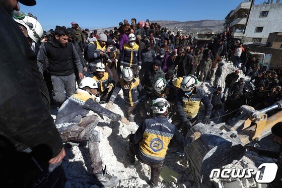 8일(현지시간) 시리아 민방위대인 '하얀 헬멧'이 시리아 반군 장악 지역인 이들리브에서 지진 희생자를 이송하고 있다. 23.02.08 © AFP=뉴스1 © News1 김예슬 기자