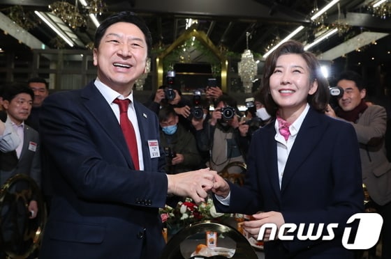 국민의힘 당권 주자인 김기현 의원과 나경원 전 의원이 9일 서울 마포구 케이터틀에서 열린 '새로운 민심 전국대회'에서 만나 악수하고 있다. 2023.2.9/뉴스1 © News1 이재명 기자