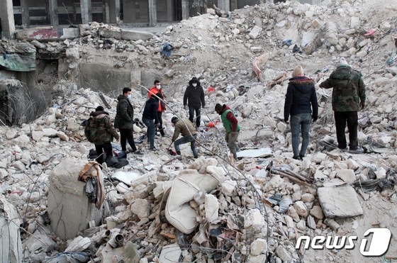 지진 발생 나흘째인 9일(현지시간) 시리아 알레포에서 시민들이 손으로 콘크리트 더미를 파헤치며 잔해에 깔린 생존자를 찾고 있다. 2023.2.9. © 로이터=뉴스1 © News1 김성식 기자