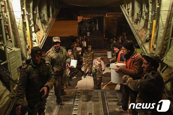 규모 7.8 강진 발생 사흘째인 8일(현지시간) 시리아 알레포 국제공항에서 시리아 군인들이 이라크 정부가 보낸 구호 물품을 수송기에서 내리고 있다. 2023.2.8. © AFP=뉴스1 © News1 김성식 기자