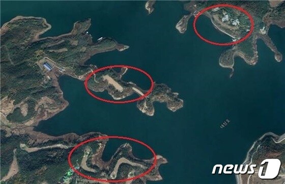 북한이 지난 9일 6발의 탄도미사일을 발사한 남포시의 호수 태성호 일대 모습. 사진 중앙의 붉은 원 안이 미사일의 발사 지점이다. 오른쪽 상단은 김정은 노동당 총비서의 특각이 위치한 곳이며 하단 붉은 원 안에는 북한이 관광지로 조성하는 평양골프장이 자리하고 있다.(구글어스 갈무리)© News1